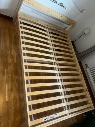 Cama Ikea con colchón gris y blanco