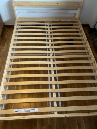 Cama Ikea con colchón gris y blanco