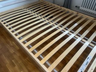 Cama Ikea con colchón gris y blanco