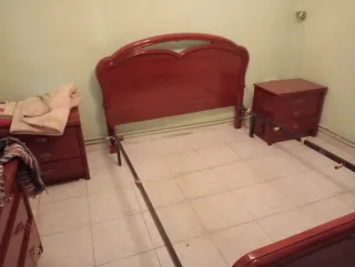 Armario de madera con espejo