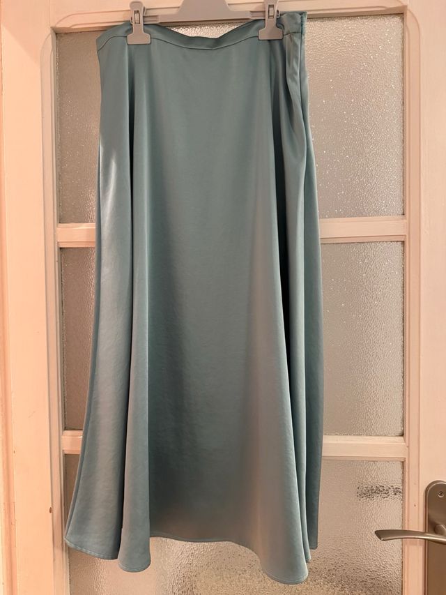 Falda midi satinada turquesa