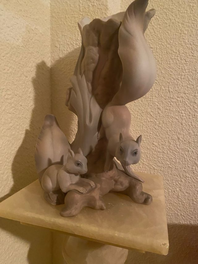 Florero Naturaleza con Ardillas