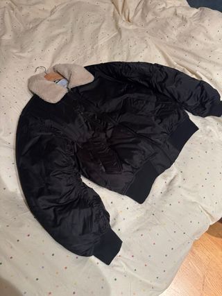 Cazadora Bershka negra cuello pelo