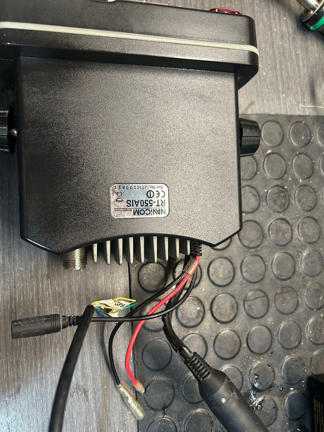 Radio VHF Navicom RT-550 AIS DSC seminueva