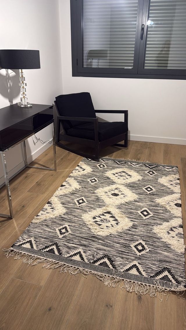 Alfombra diseño geométrico blanco, negro y gris