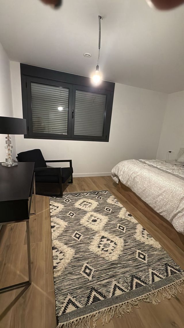 Alfombra diseño geométrico blanco, negro y gris