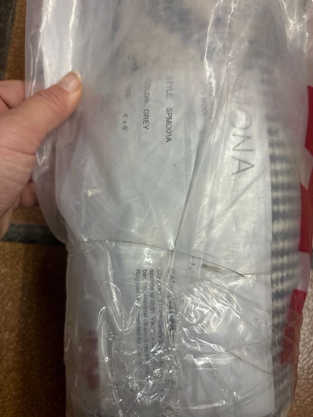 Alfombra diseño geométrico blanco, negro y gris