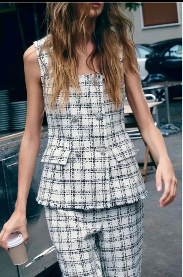 Chaleco tipo Chanel con botones joya Zara