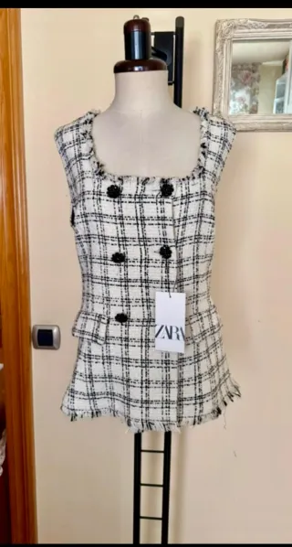 Chaleco tipo Chanel con botones joya Zara
