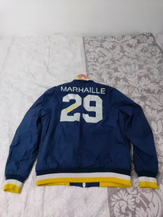 Chaqueta deportiva azul y amarilla