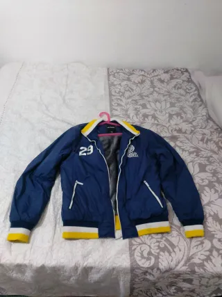 Chaqueta deportiva azul y amarilla