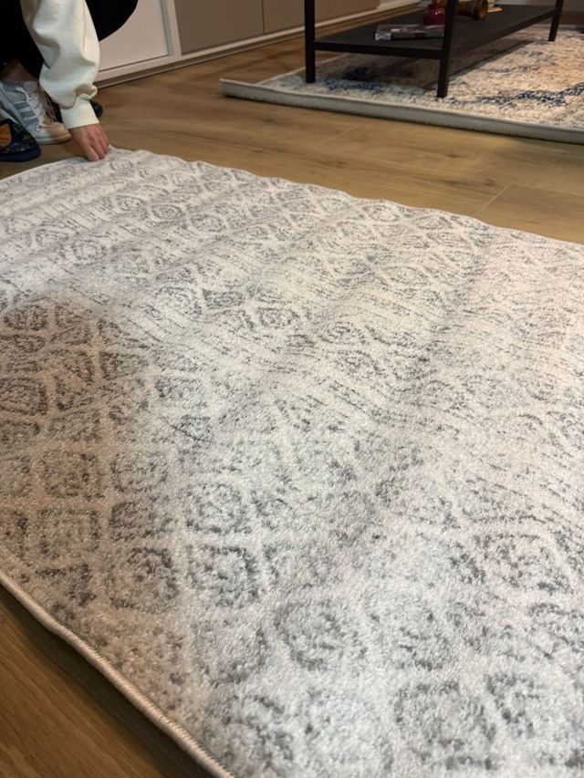 Alfombra gris y blanca de poliéster