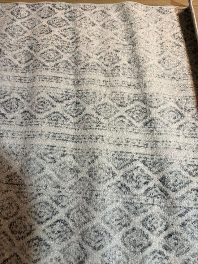 Alfombra gris y blanca de poliéster