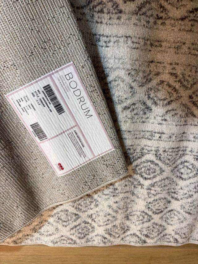 Alfombra gris y blanca de poliéster