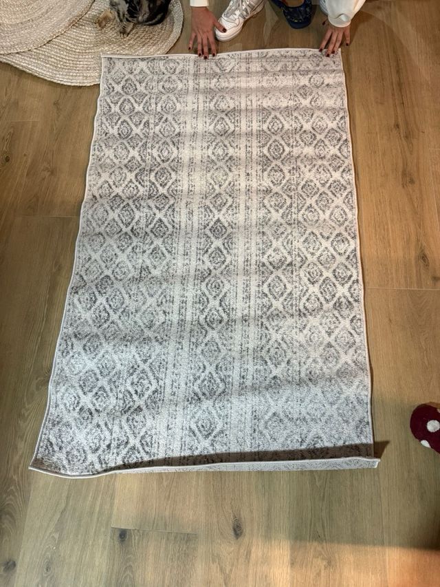 Alfombra gris y blanca de poliéster