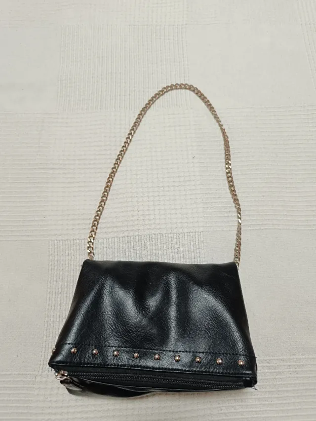 Bolso negro con cadena dorada