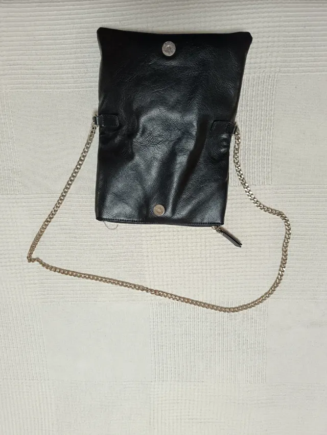Bolso negro con cadena dorada