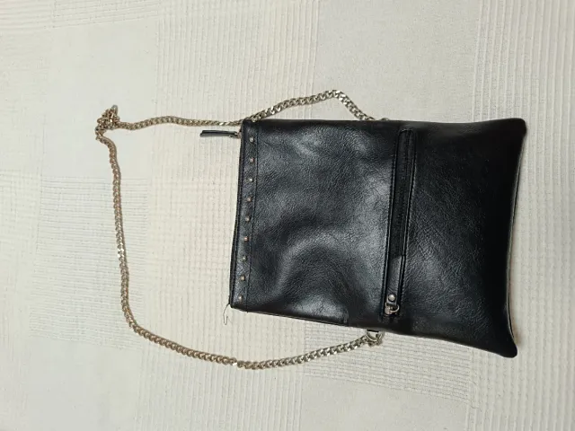 Bolso negro con cadena dorada