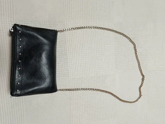 Bolso negro con cadena dorada