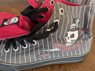 Tênis Underground cinza e vermelho