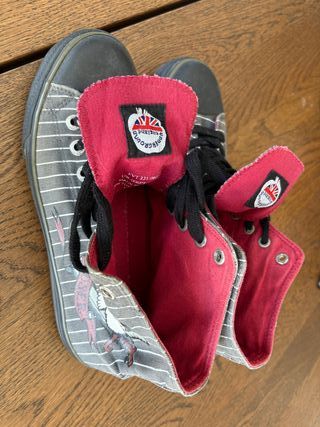 Tênis Underground cinza e vermelho