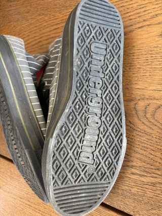 Tênis Underground cinza e vermelho