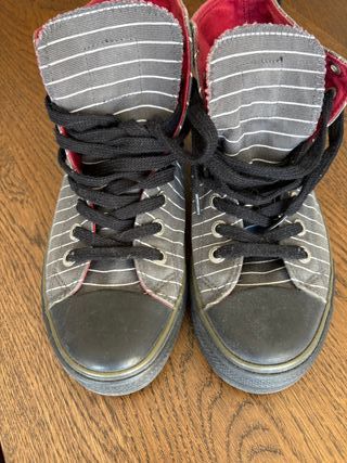 Tênis Underground cinza e vermelho