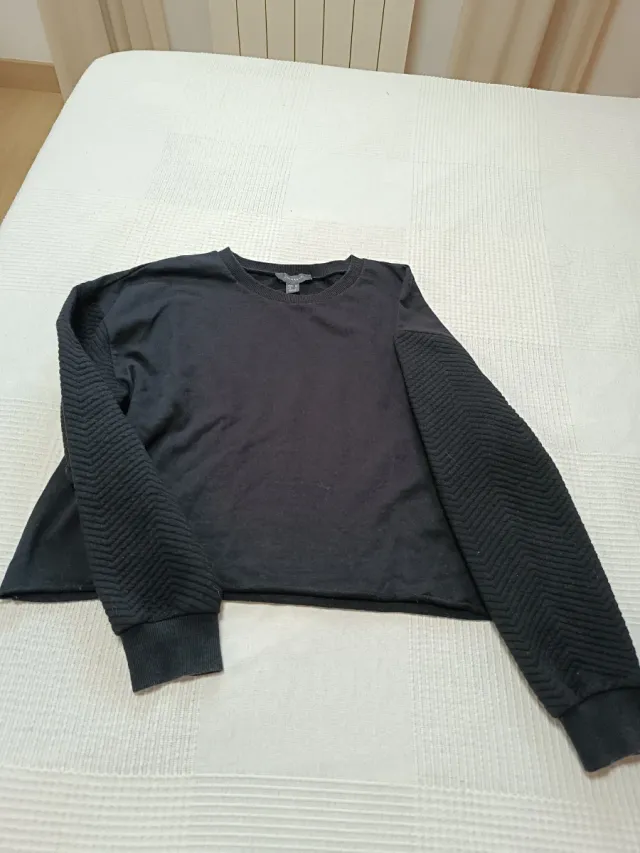 Sudadera negra con mangas texturizadas