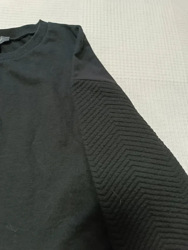 Sudadera negra con mangas texturizadas
