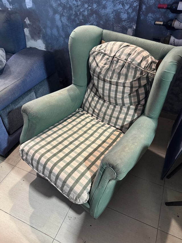 Butaca verde con cojines a cuadros