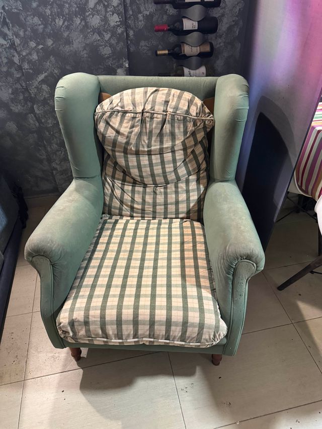 Butaca verde con cojines a cuadros