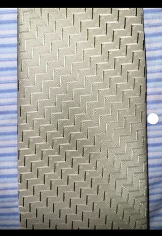 Corbata beige con diseño geométrico