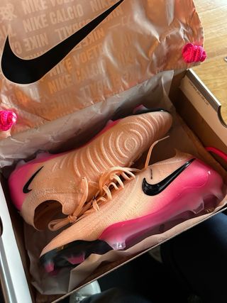 Botas de Fútbol Nike Naranja y Rosa