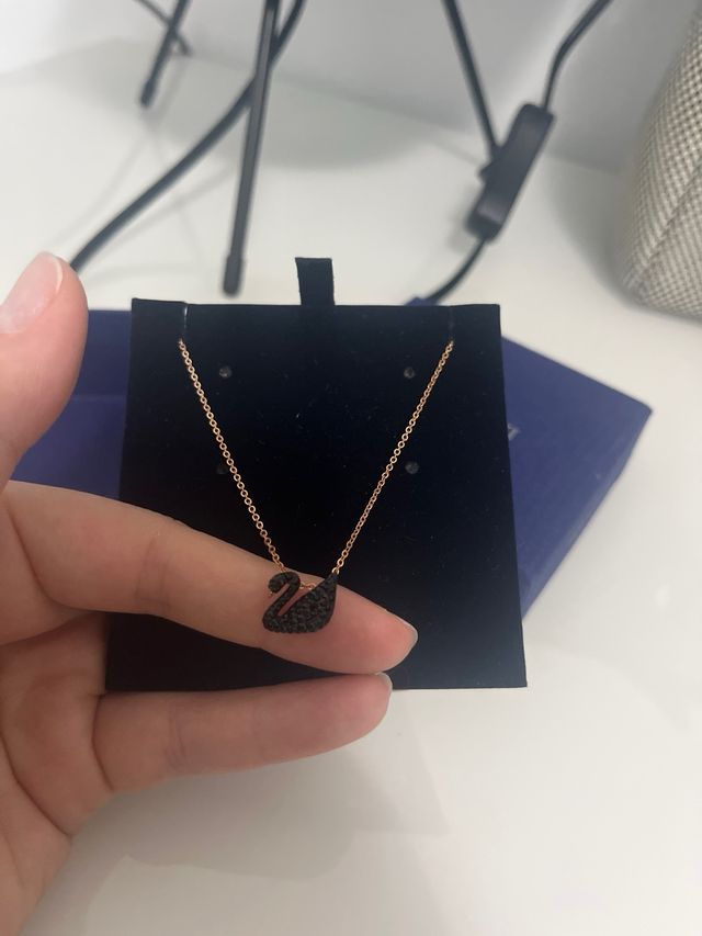 Collar Swarovski Cisne Negro Dorado