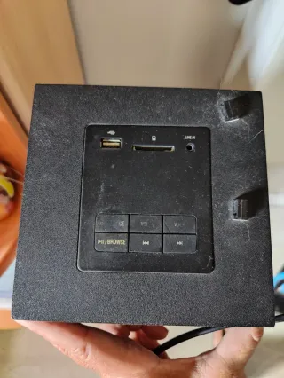 Torre de sonido negra con detalles rojos