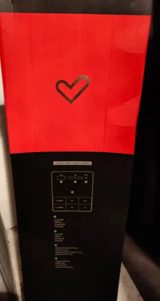 Torre de sonido negra con detalles rojos