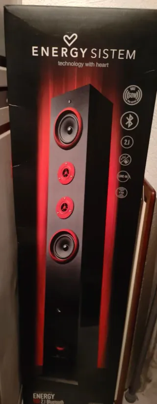 Torre de sonido negra con detalles rojos