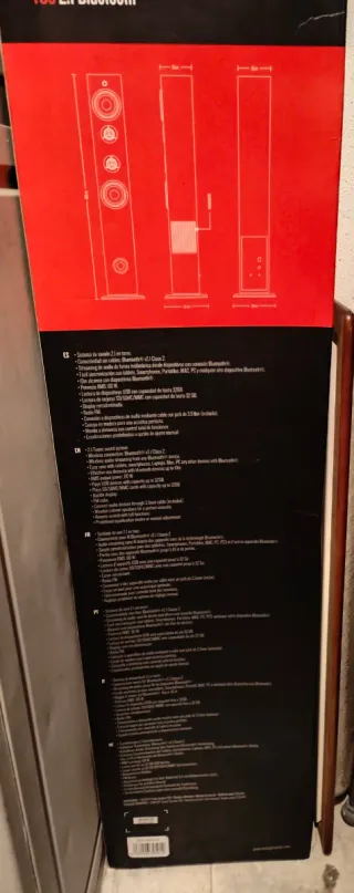 Torre de sonido negra con detalles rojos