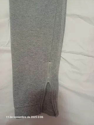 Chándal gris con detalles verde