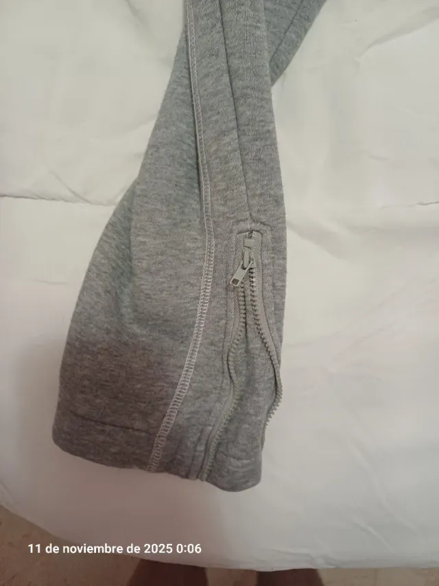 Chándal gris con detalles verde