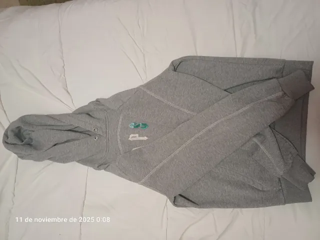 Chándal gris con detalles verde