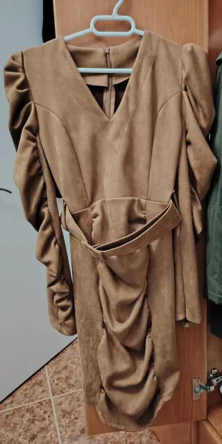 Vestido marrón con cinturón y volantes