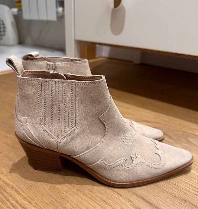 Botín cowboy Zara beige