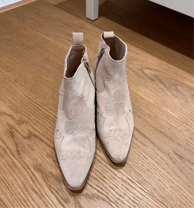 Botín cowboy Zara beige