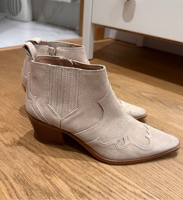 Botín cowboy Zara beige