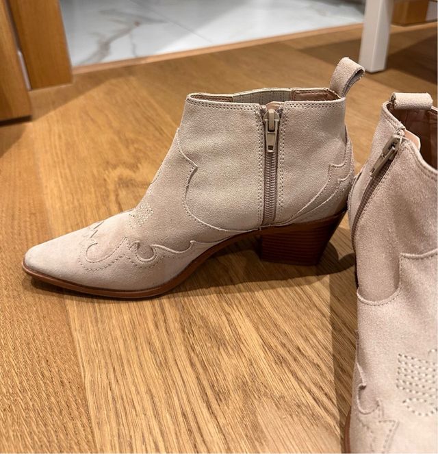 Botín cowboy Zara beige