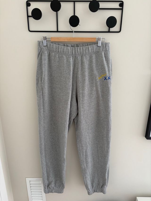 Chándal Kaws x Uniqlo Gris