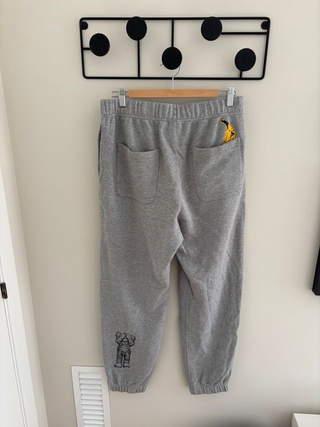Chándal Kaws x Uniqlo Gris