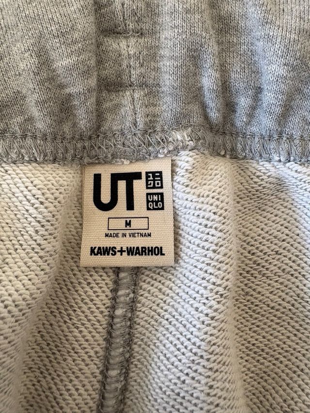 Chándal Kaws x Uniqlo Gris