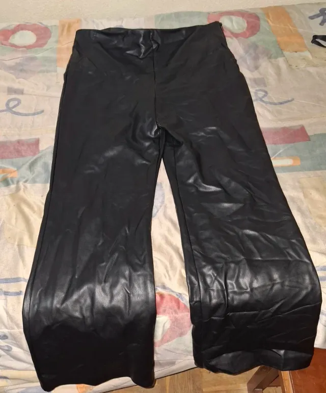 Pantalón acampanado efecto piel negro